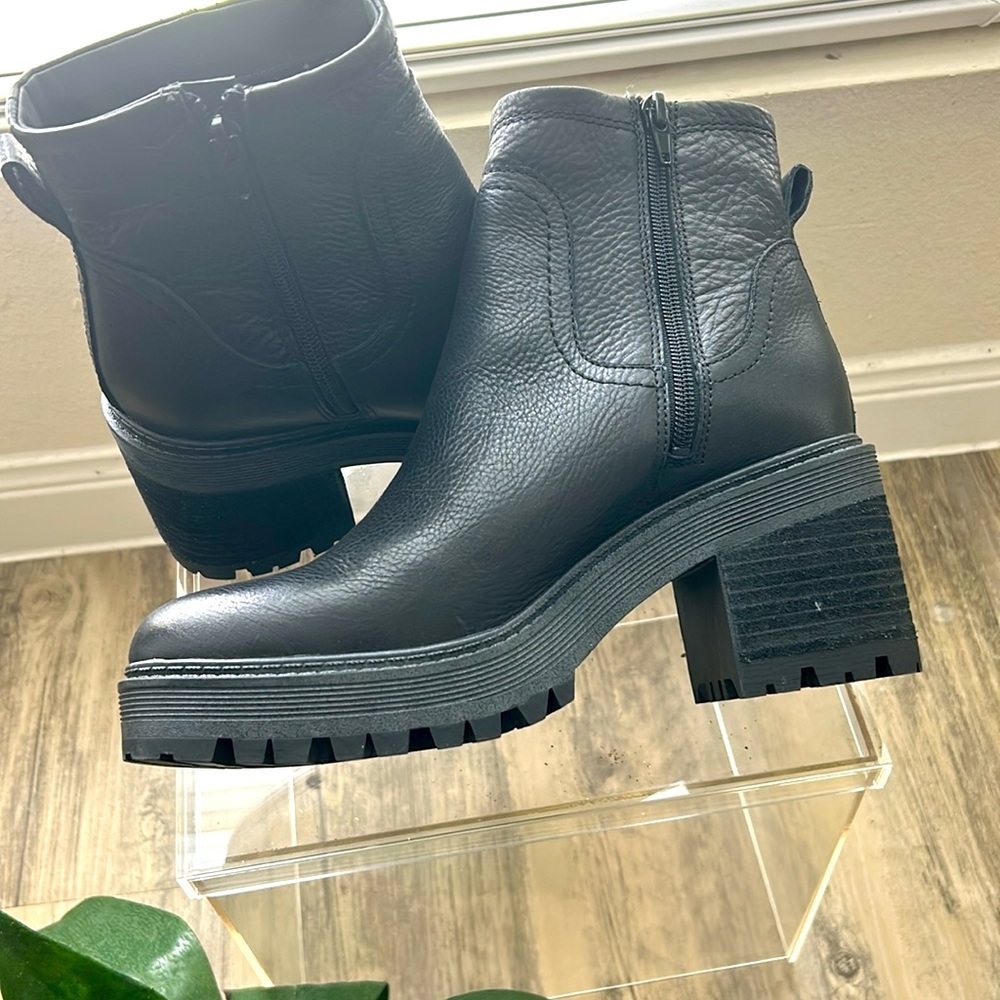 Zodiac Genuine Leather Black Lug Sole Moto/Chelsea Boots